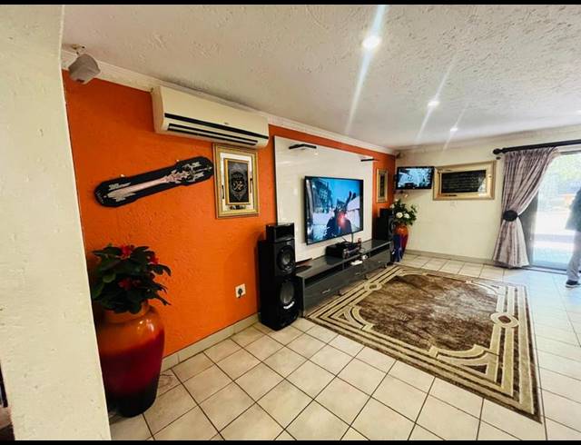 6 BEDROOM HOUSE FOR SALE IN WINCHESTER HILLS EXT 3